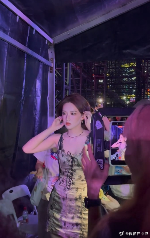 程潇被礼炮吓到了猝不及防的礼炮巨响，打乱现场节奏，程潇本能被吓一跳，流露不加修饰