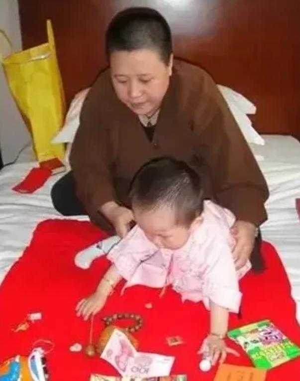 现在，全网都知道，保住了释延洁的声誉，就保住了养女韩某恩。保住了养女韩某恩地位，