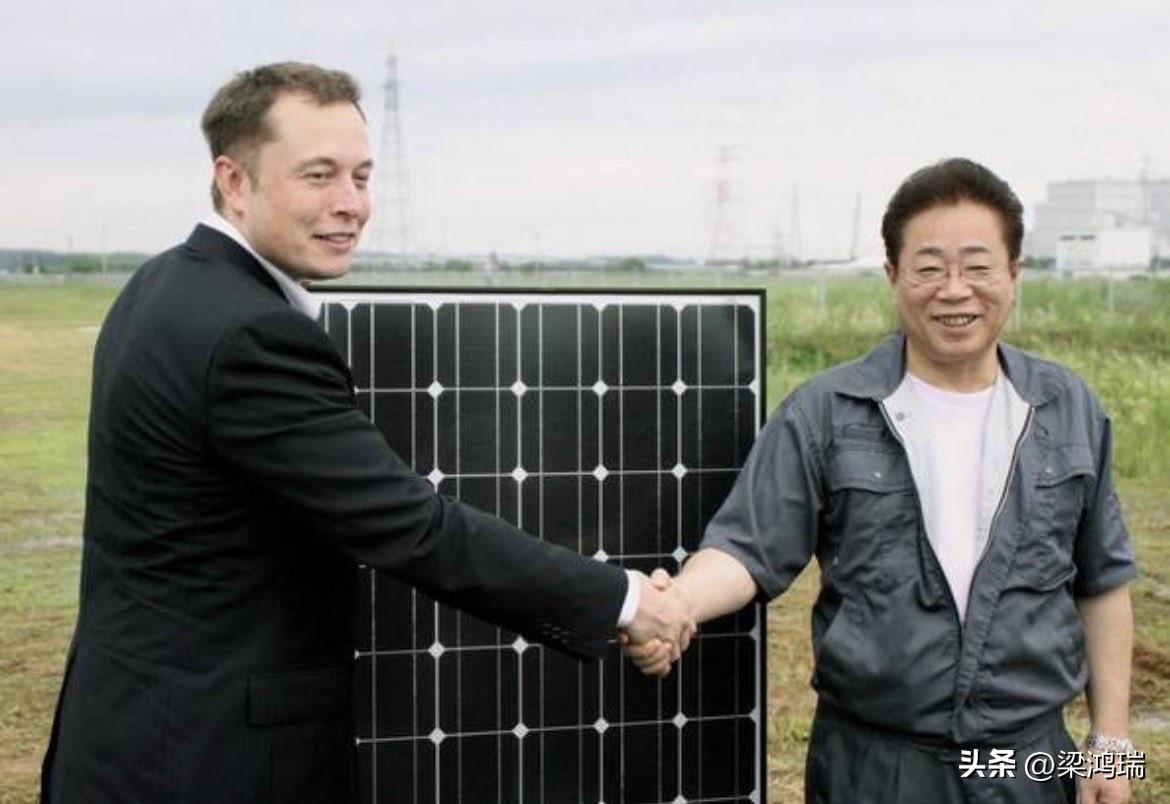 2011年7月，埃隆·马斯克在日本福岛与相马市市长立谷秀清握手。
在 2011 