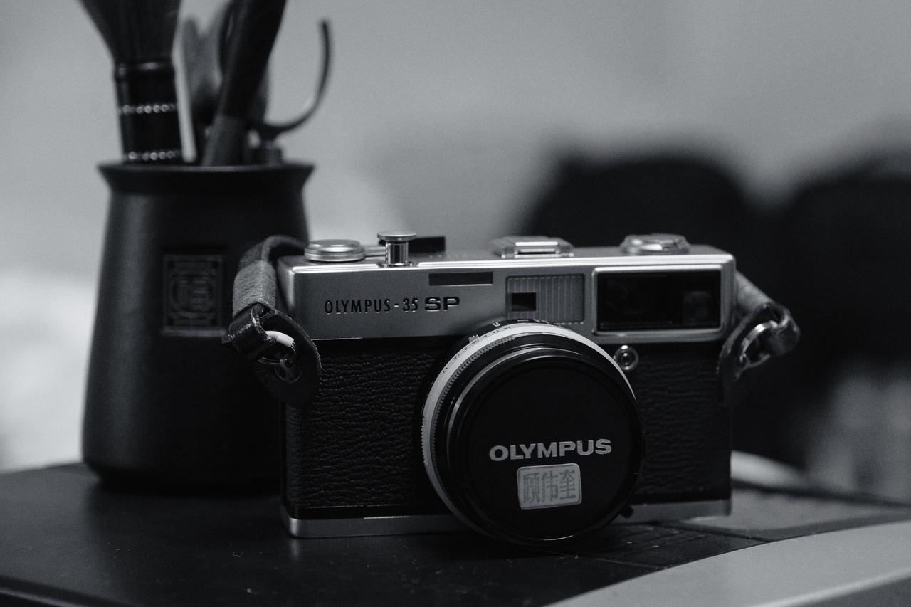 我用我的数码相机为我的这台1972年的胶片旁轴相机拍了几张黑白胶片风格的数码照！