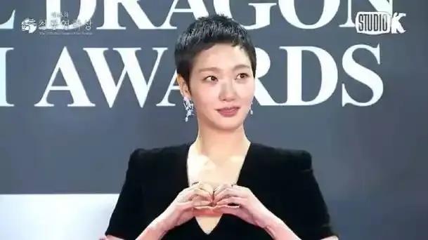 韩国女演员金高银以超短发造型惊艳亮相，展现别样风采。短发凸显其精致五官，灵动俏皮