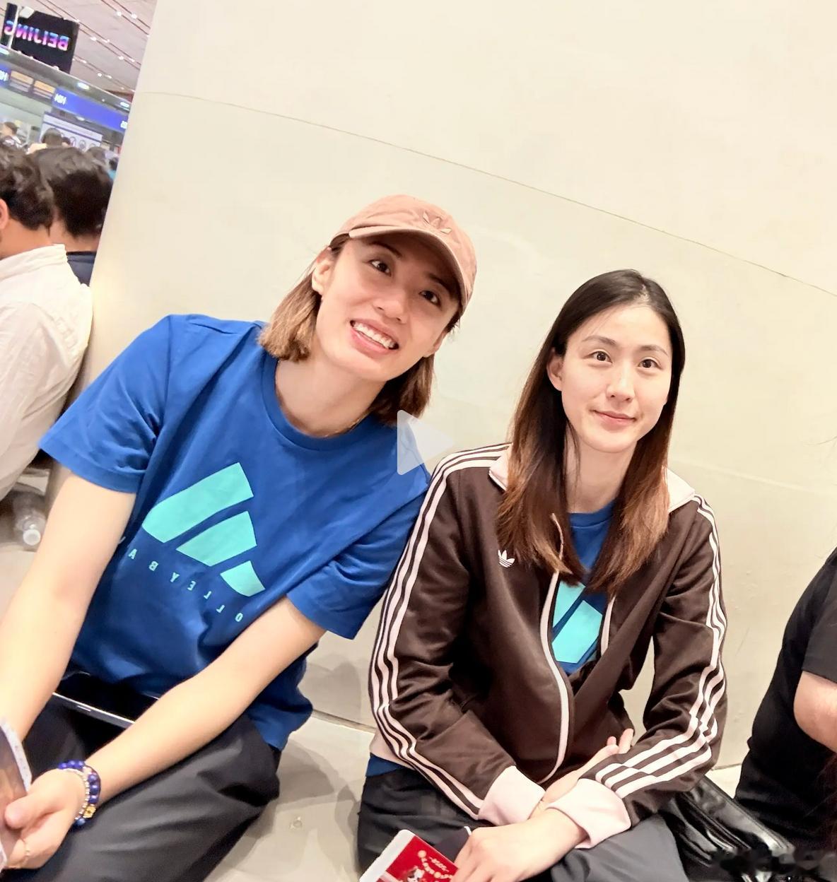 中国女排刁琳宇今天凌晨，粉丝在机场偶遇中国女排，迪奥的颜值真是天花板。中国女排印