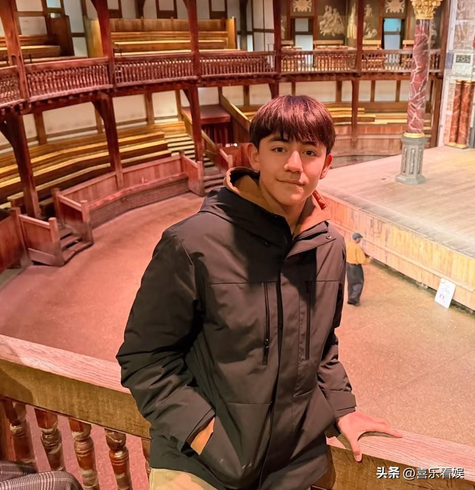 刘烨一双儿女近照曝光！

3月4日，刘烨的老婆安娜，在个人社交账号上，晒出了儿子