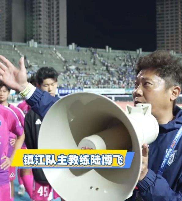 “苏超”联赛第4轮，镇江队客场0-1不敌扬州队，已跨赛季14连败。 赛后，镇江队