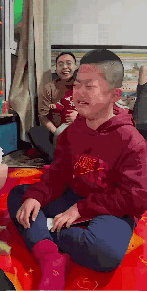 家长咋能这样？

孩子春节挣了不少压岁钱，妈妈就盯上了，想方设法把孩子的压岁钱骗