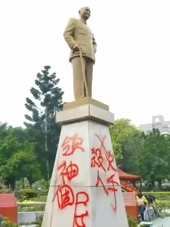 台湾省民众现在是如何看待老蒋呢？下图为证。他的塑像被打了大大的红✘，谩骂之语非常