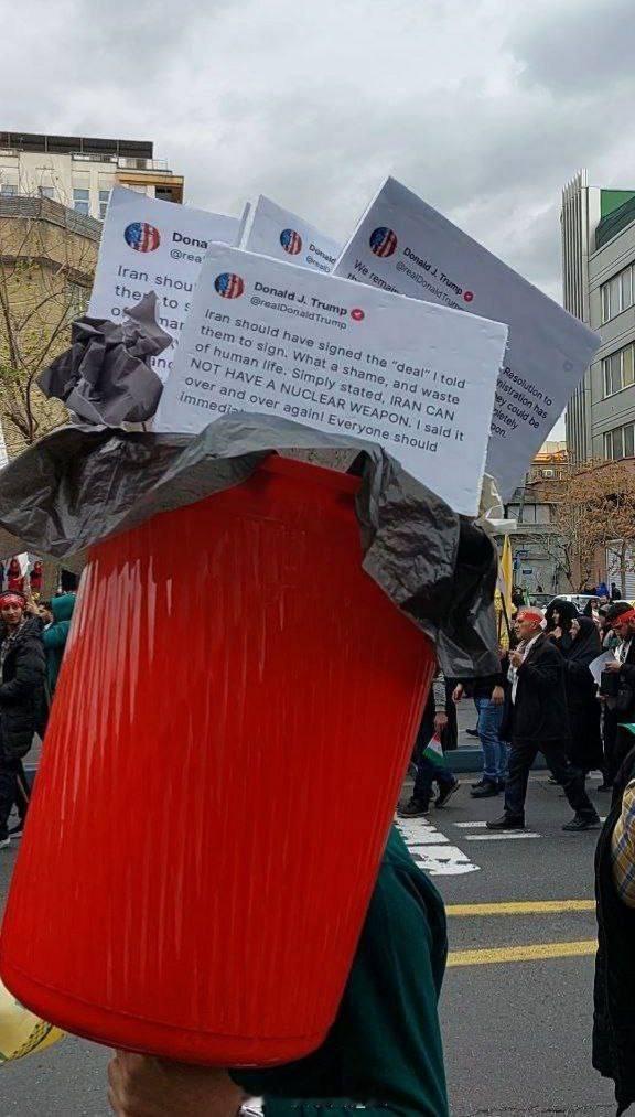 伊朗人批评特朗普整天满嘴跑火车的发帖。 