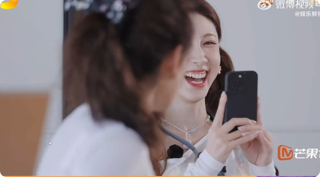 浪姐汕尾捡贝 浪姐在汕尾也太会整活了！捡贝壳比谁的硬就算了，彩宝走秀还这么绝，祝