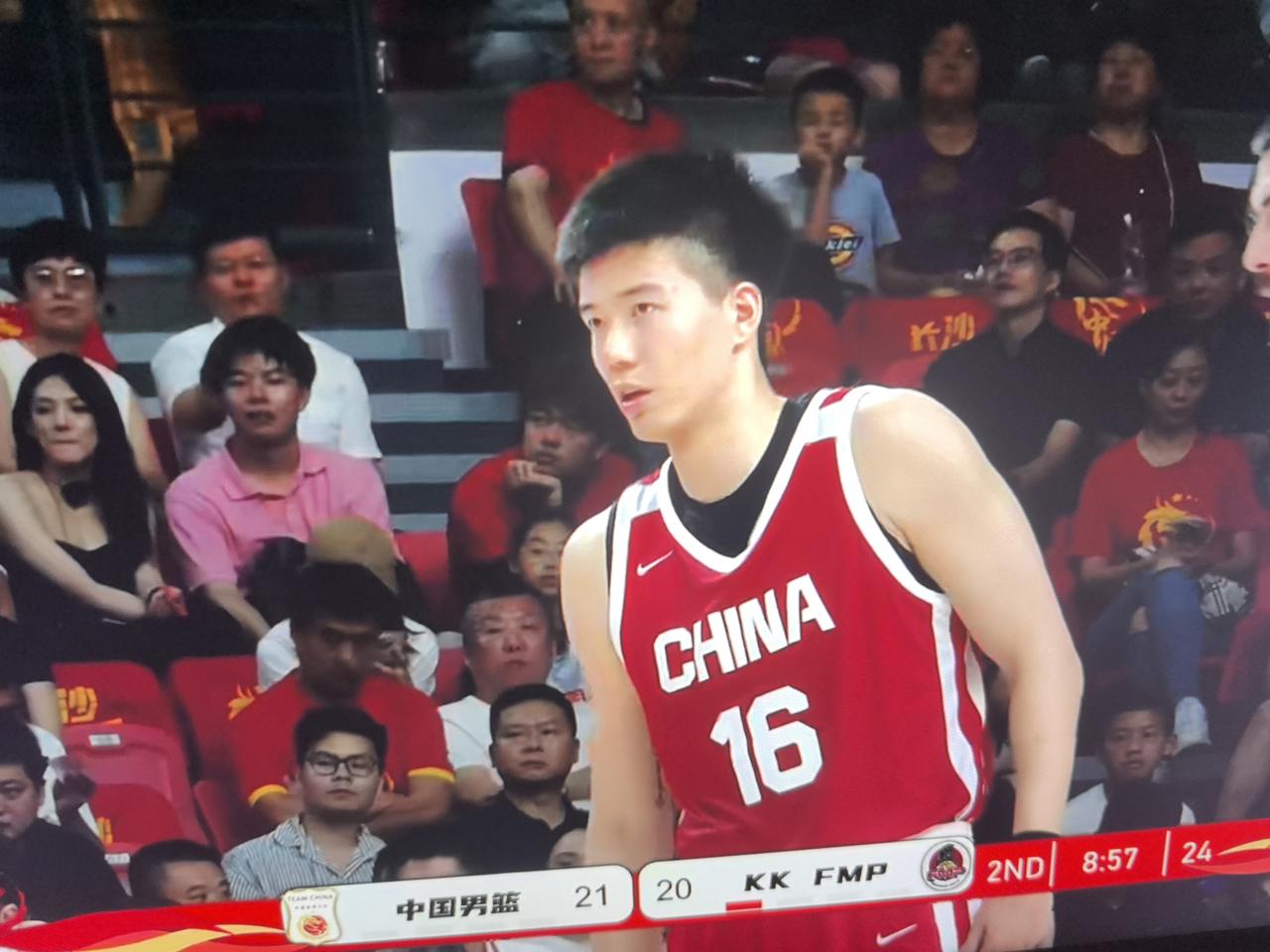 男篮二场热身赛，打出了很多“伪球迷”！
场景一:看看焦泊乔打得多好多强硬？得分轻
