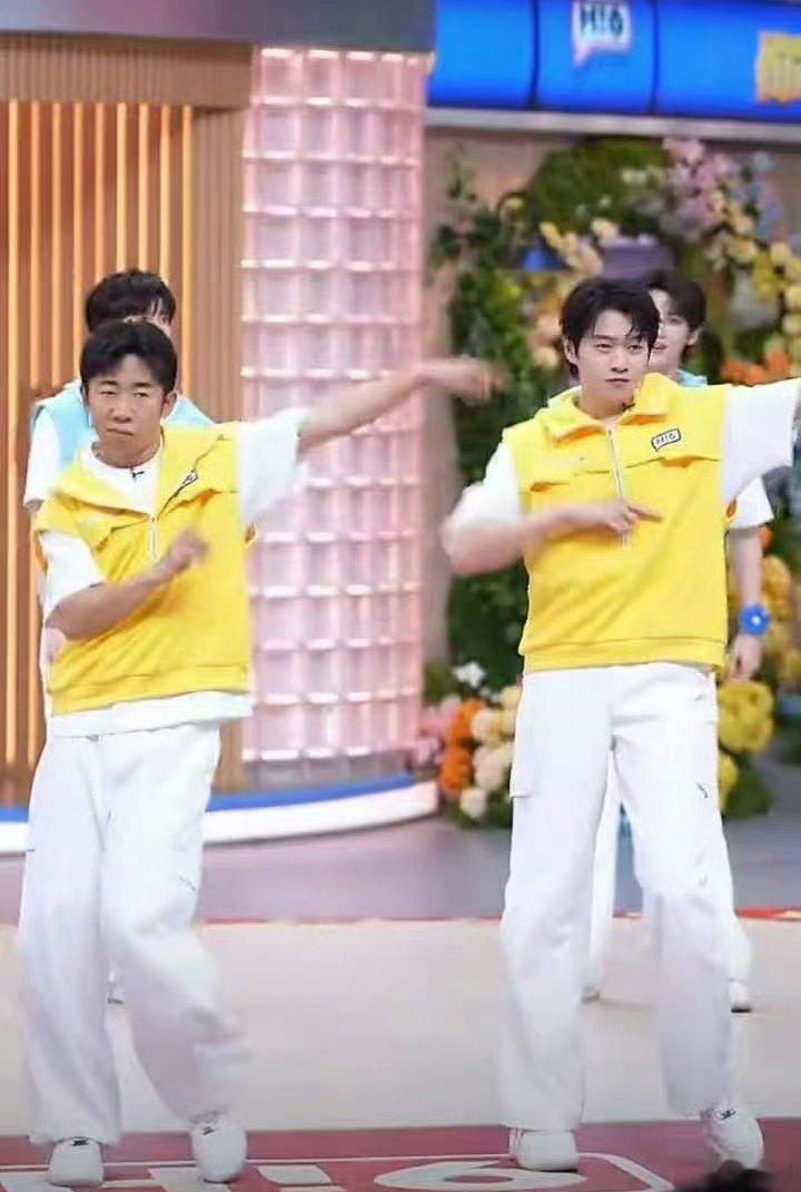 魏大勋杨迪cha了disco摇摆舞魏大勋杨迪有在认真卡点  魏大勋杨迪双人《Di