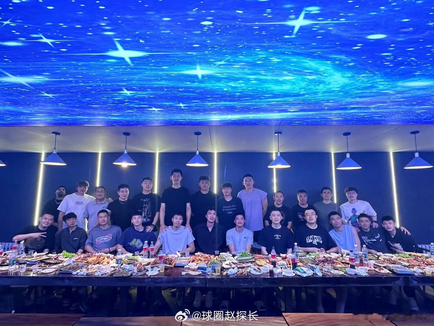辽宁男篮昨晚聚餐，送别离队的队友们，张镇麟、刘雁宇、赵率舟坐在大合影C位。cba