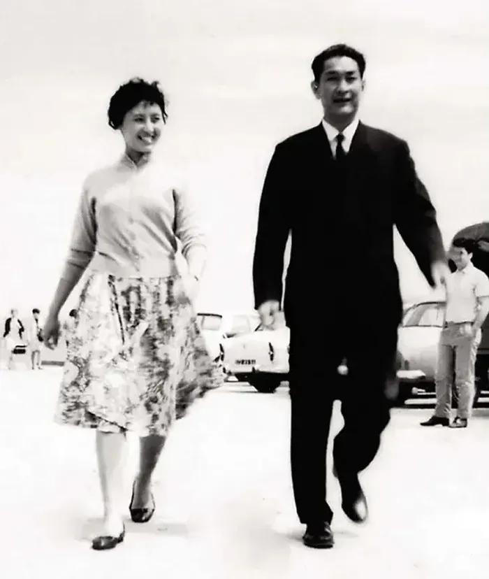 杨丽坤 谢添在阿尔及利亚
帅哥美女，这张照片拍得不错