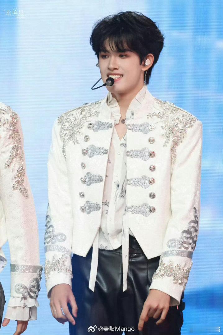 张极白色拿破仑夹克张极出场造型贵气小王子反复回看张极出场片段！白色夹克的立体设计