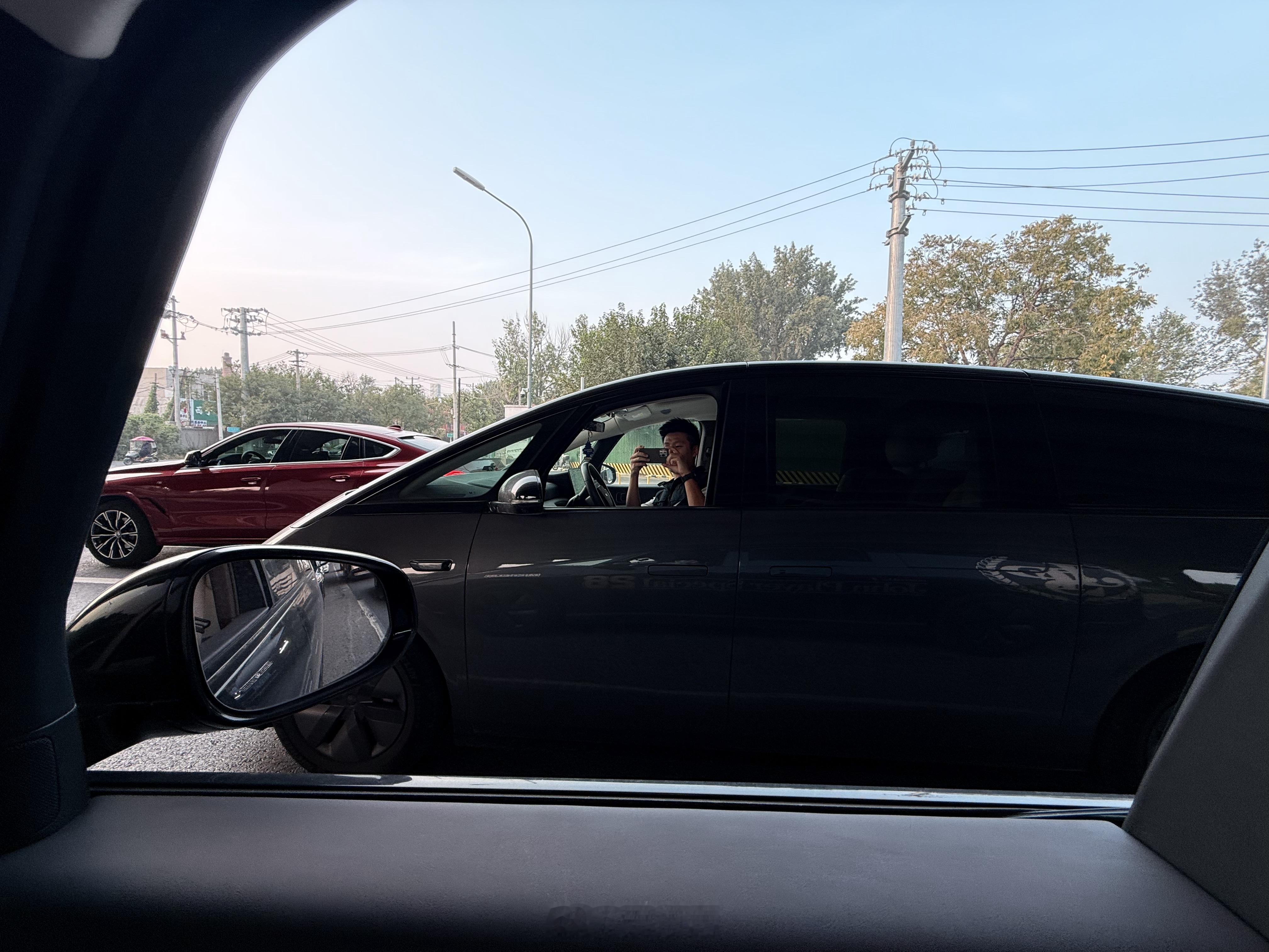MEGA车主就这么偶遇了哈哈哈哈 ​​​