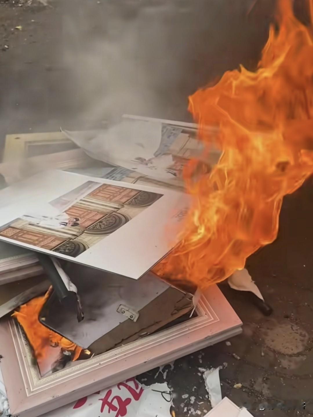 这年头离异的人
女的晒“离婚证”，男的晒“烧婚纱照”是啥心理
他们是想表达自己脱