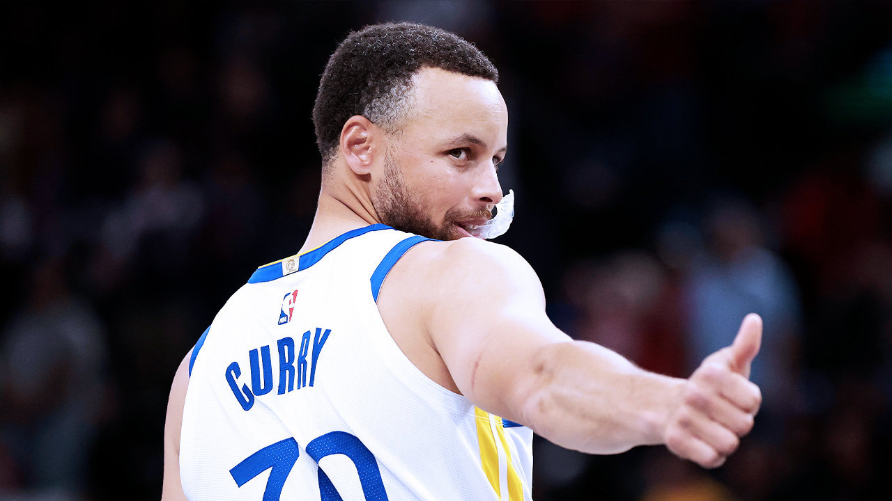 库里赛后接受采访谈艾尔-霍福德末节连续投中四记三分：“关键时刻，这就是冠军球员该