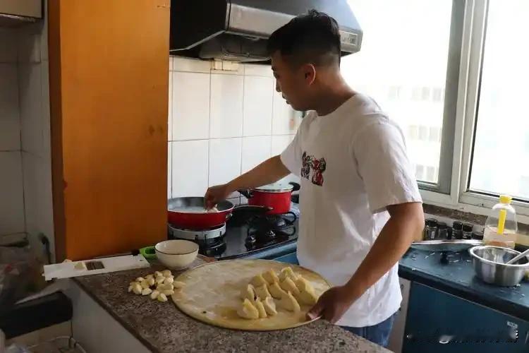 今天是除夕，真是煎熬，希望明天就上班，过年太累了，吃吃喝喝，虚情假意，各种攀比，