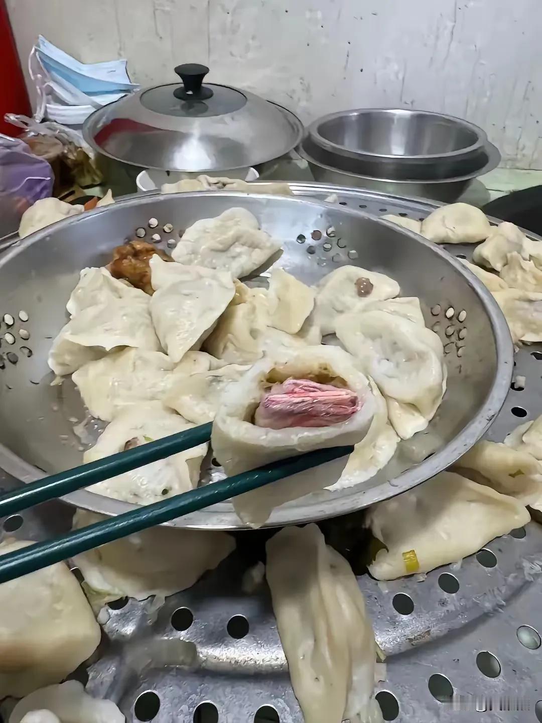 醉了
我们包饺子里面放钢镚
男朋友老家那边直接放百元大钞啊
我的天
这也太豪横了