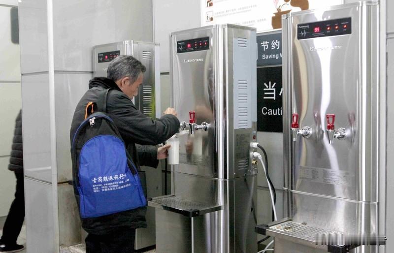 全球社交网络正掀起一股中国生活热，外国网友争相模仿喝热水、穿秋裤、泡枸杞等中式日