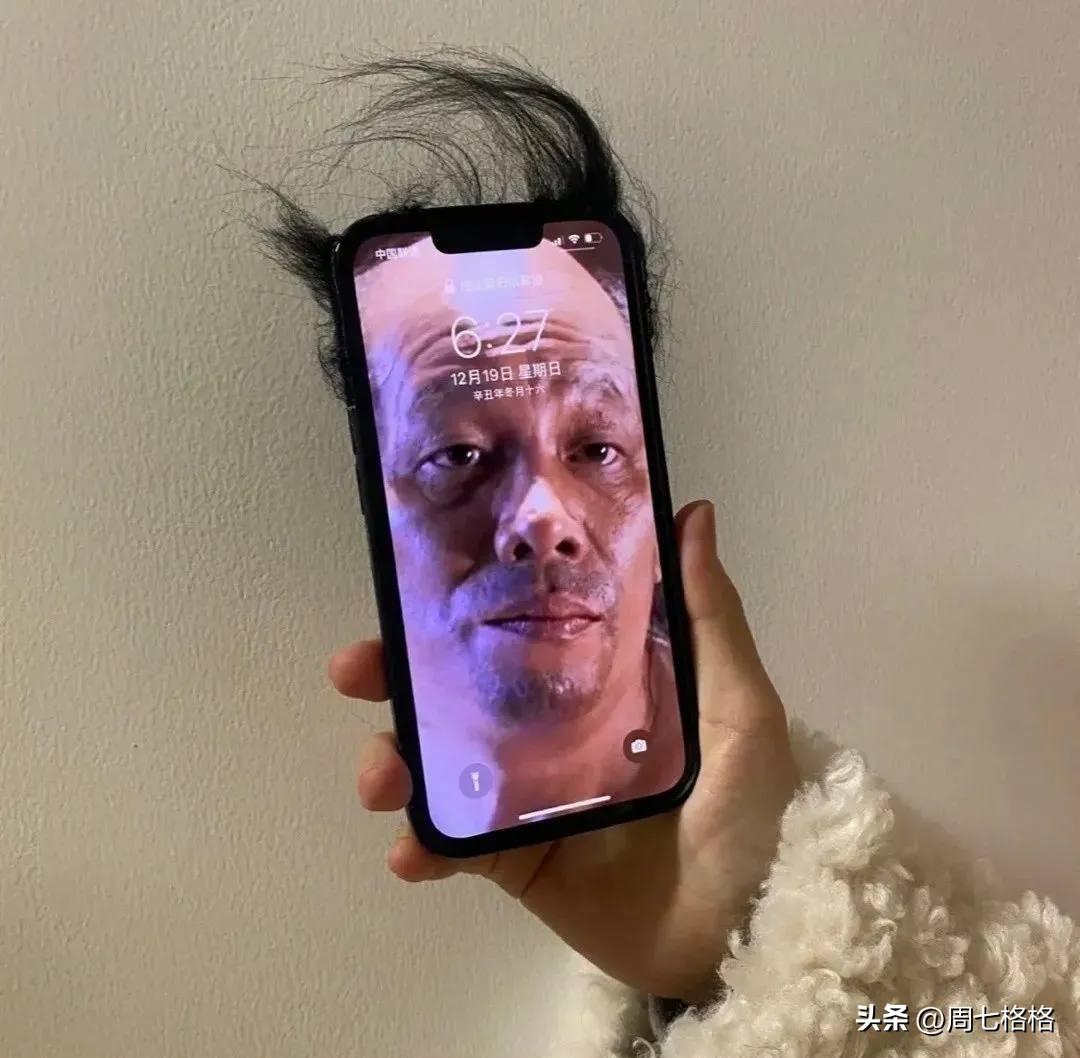 本来巨可爱的手机壳配上这壁纸后😭