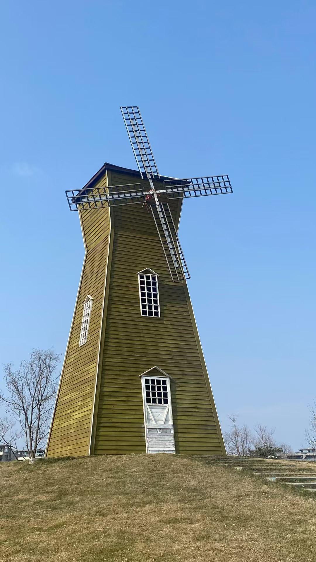 2. 偶遇一座复古风车，立在草地上像守着一段温柔的旧时光，风来的时候，好像连时间