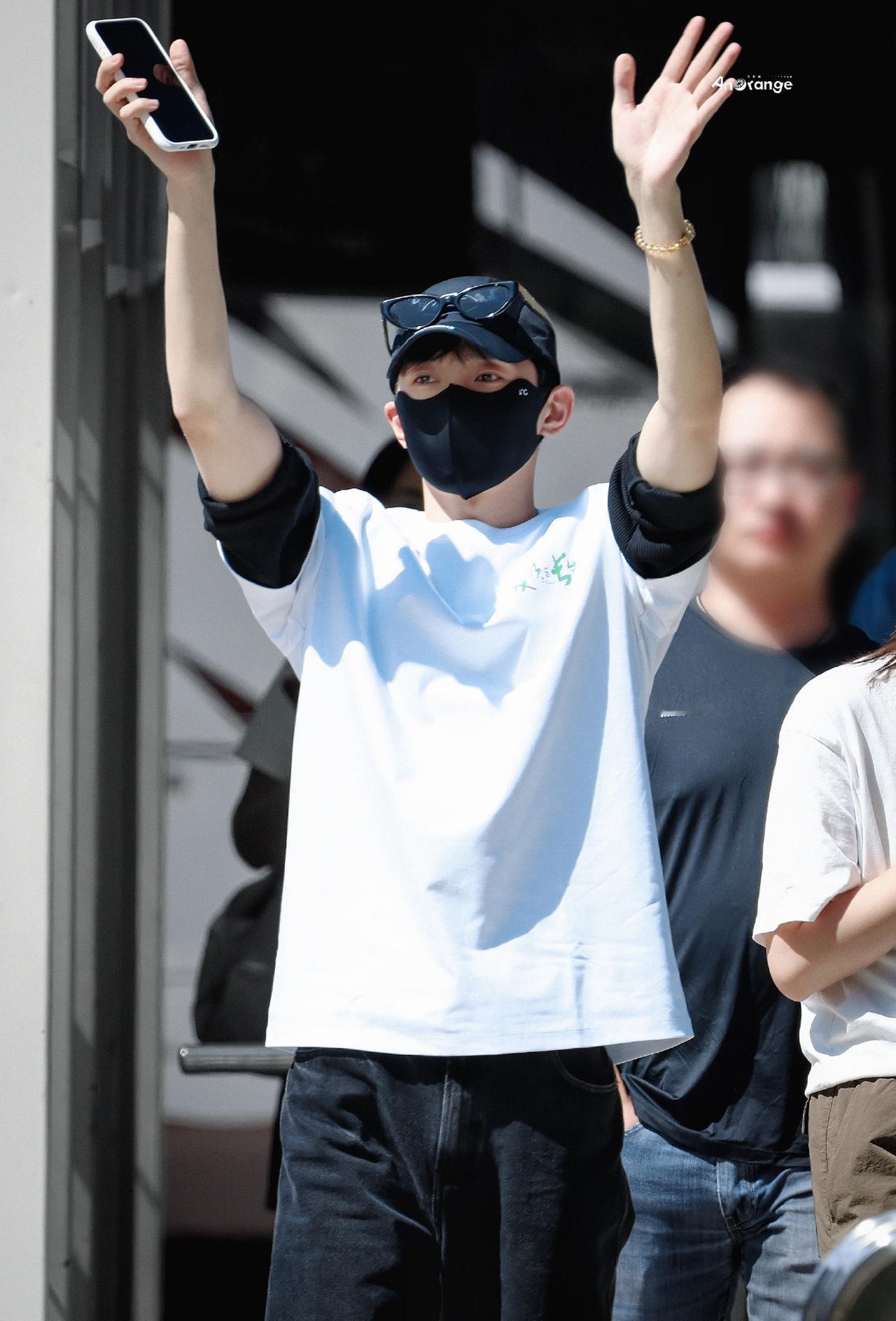 之前称因为身体原因取消演唱会的范小花，

原来是有更重要的事情去做，

那就是拍