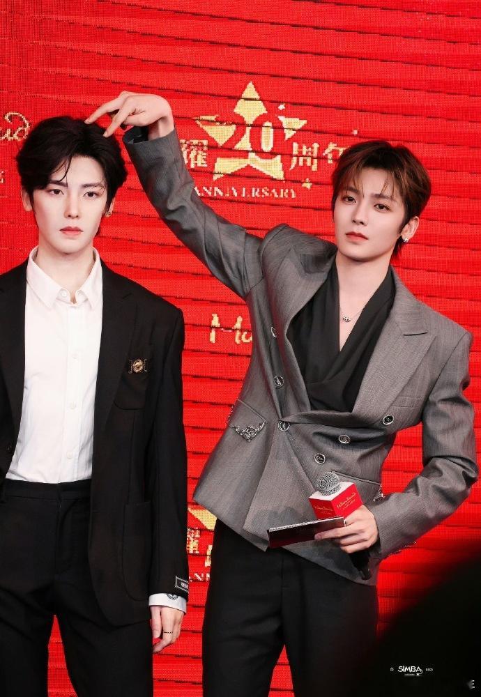 侯明昊亲了侯明昊侯明昊你是真的宠粉无底线啊！粉丝随口闹着起哄，说亲一个就真的乖乖