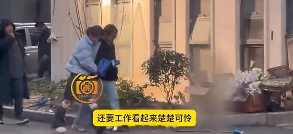 鞠婧祎捂肚工作鞠婧祎捂肚去工作  有娱乐自媒体拍到鞠婧祎挽着助理捂着肚子去工作，