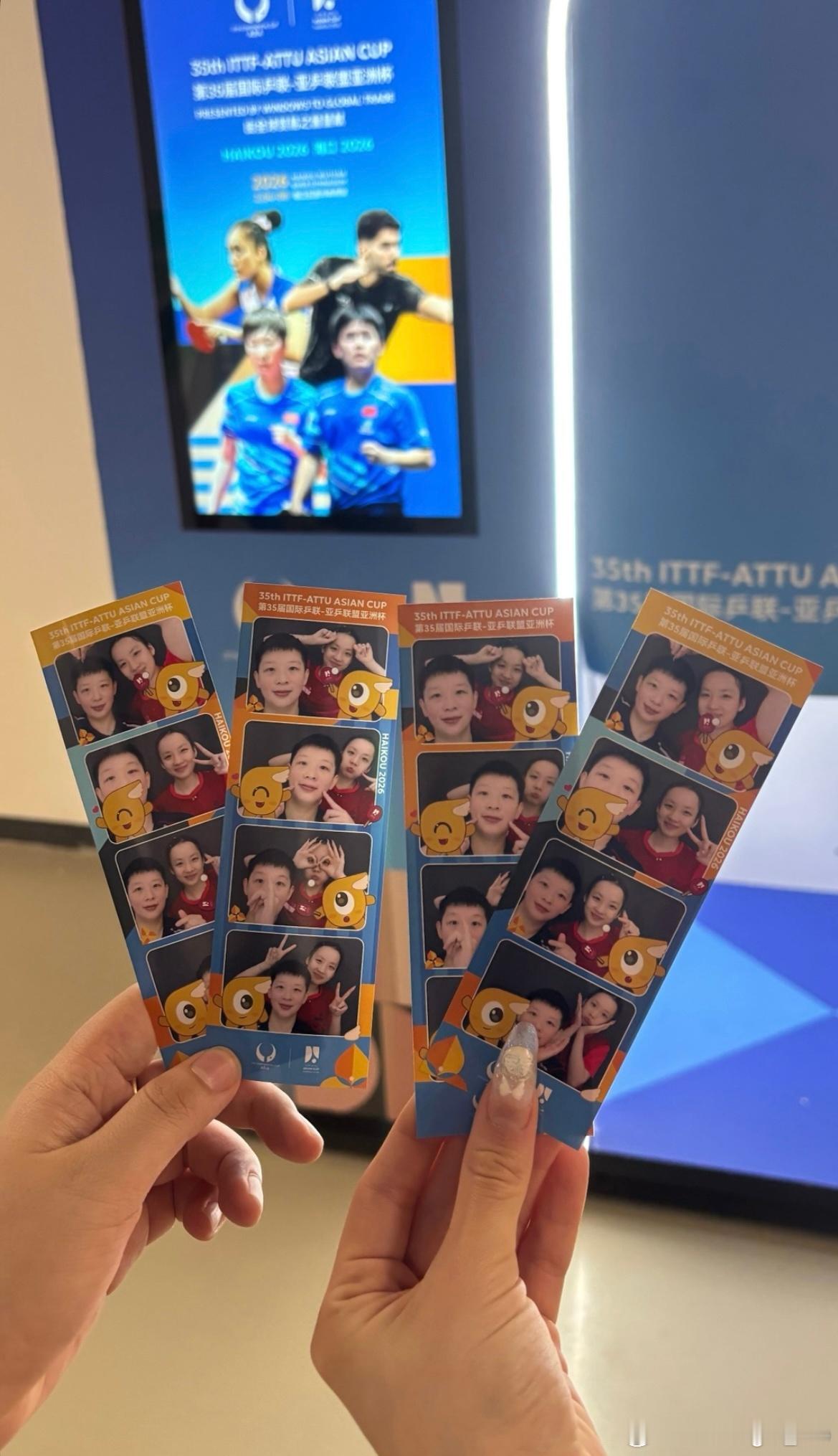 新加坡队舒麟茜和曾尖、陈昭澐拍摄海口亚洲杯版人生四格📸 