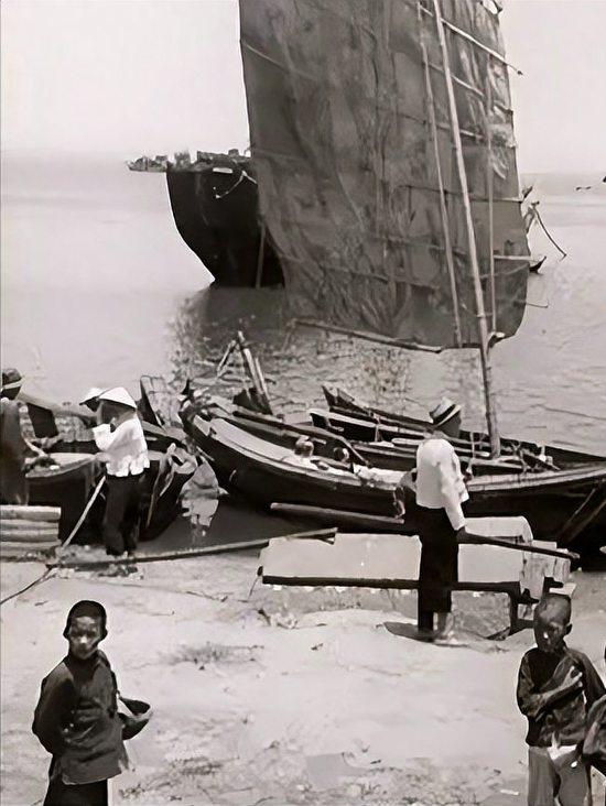 1942衢州危局 渔民陈根土假意降敌 江心送16日寇归西
 
1942年浙赣战役