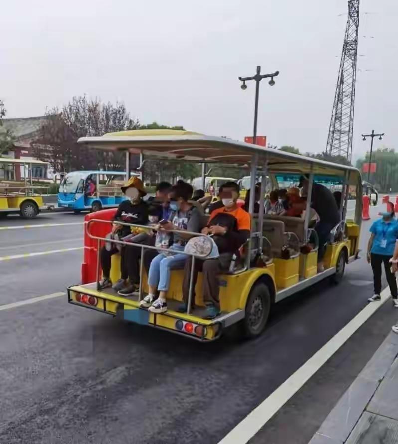 中国游客是真的觉醒了，敢于直接拒绝120元的强制接驳大巴，那些套路满满的景区亏得