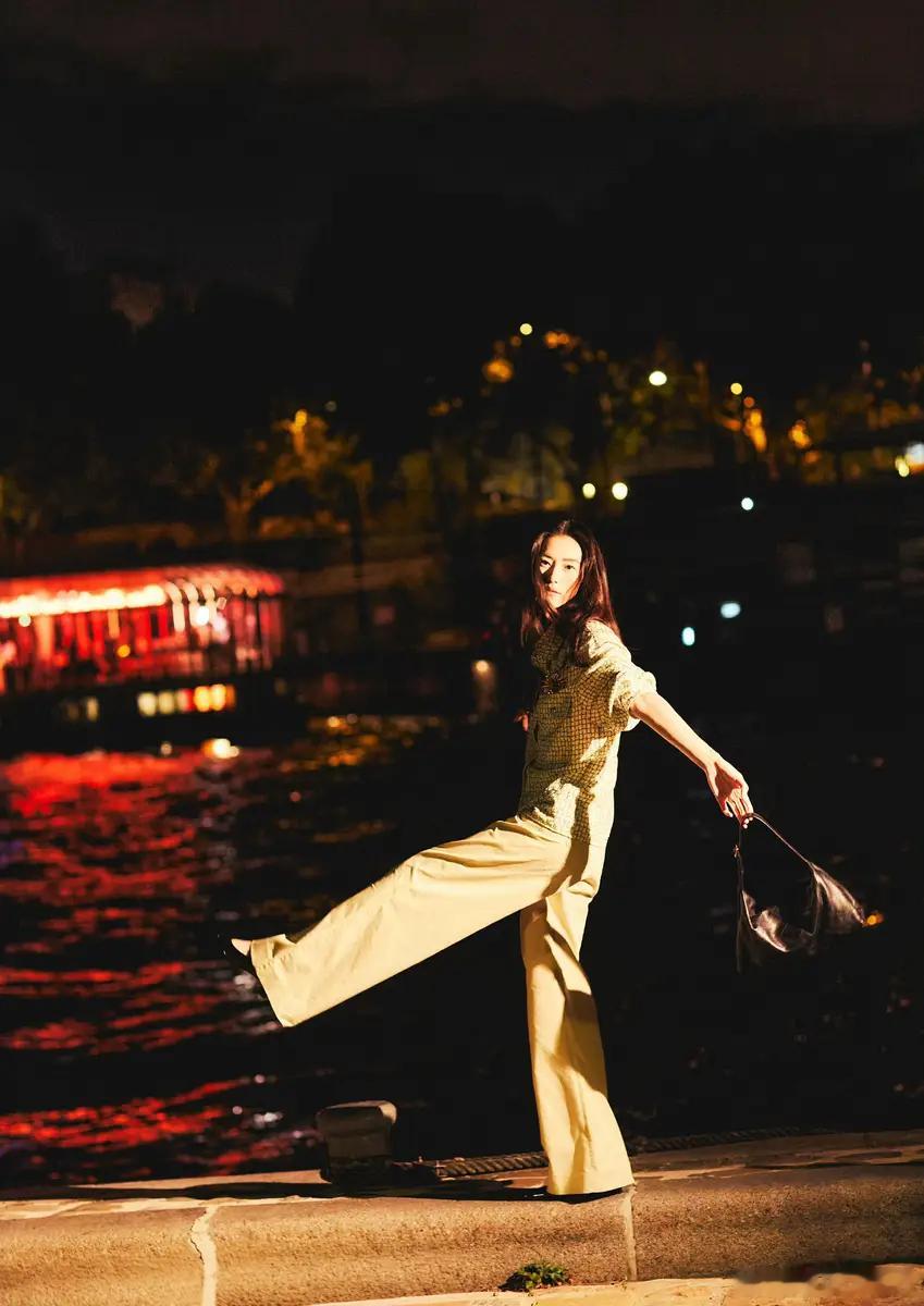 刘雯夜晚漫步巴黎潇洒随性 衬衫配西裤帅气又干练 ​​​