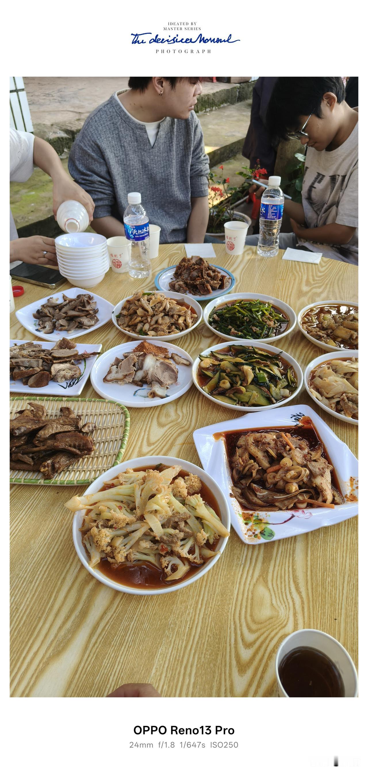 这几天又要吃恼火！天天大鱼大肉！
在我的老家，有个风俗习惯就是，哪家死了人，只要