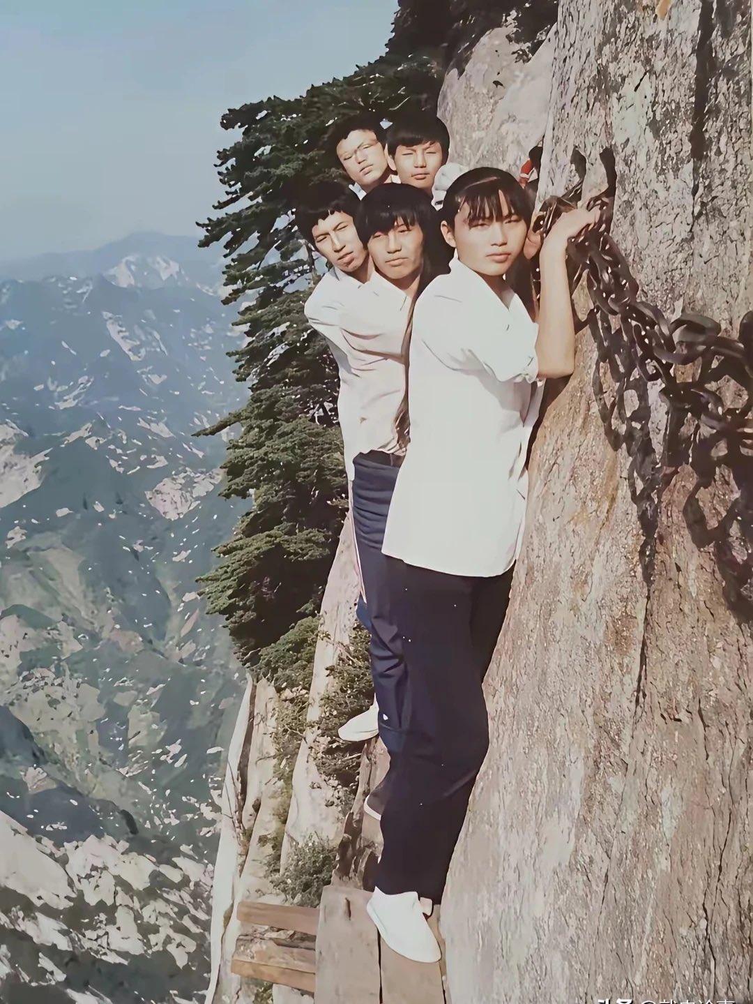 1987年，一群青少年攀登了陕西省的华山，这座山峰素有“天下最险山”之称。当时，