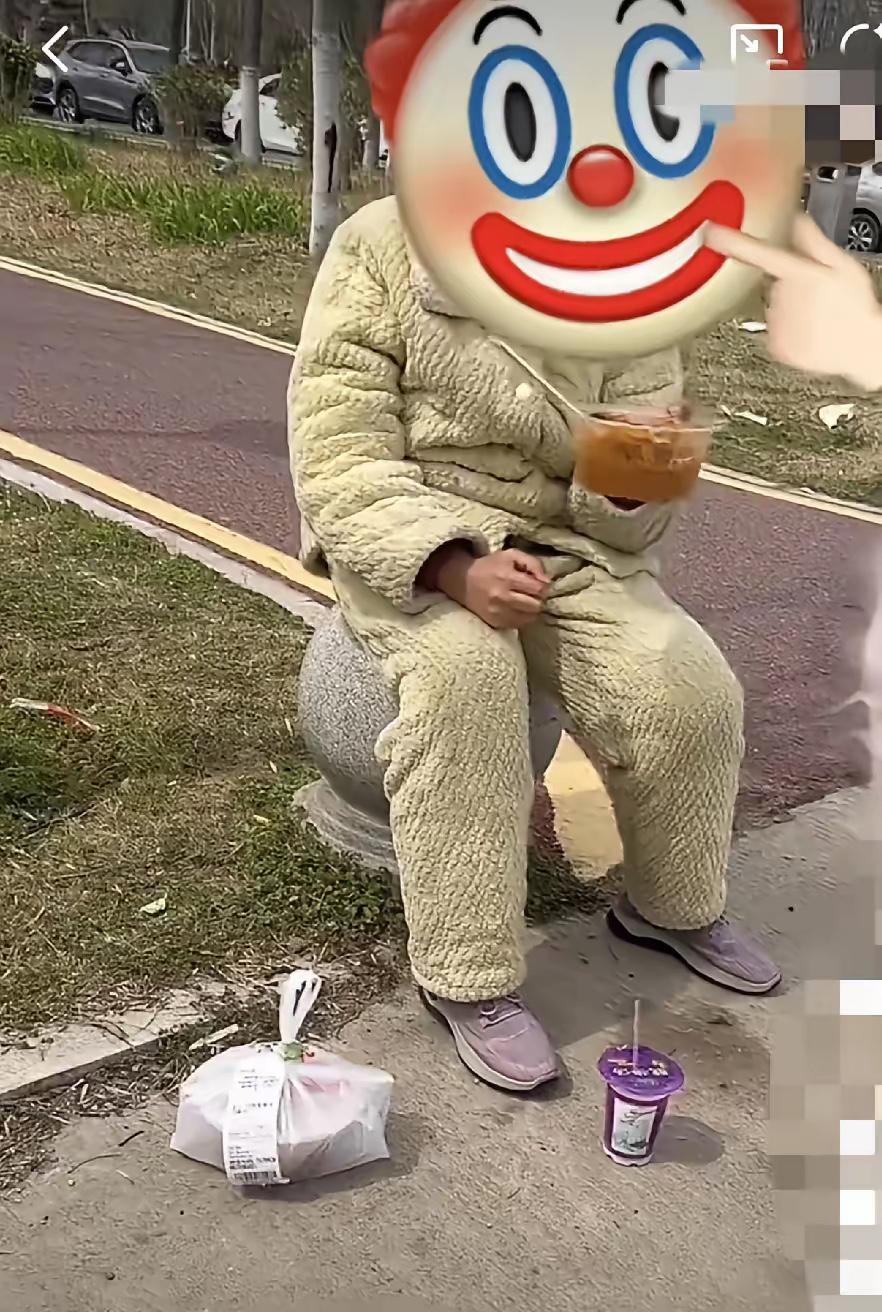 两名女大学生点了两份外卖，骑手送达后，不到五分钟，两人下来取餐。
可是，外卖找不