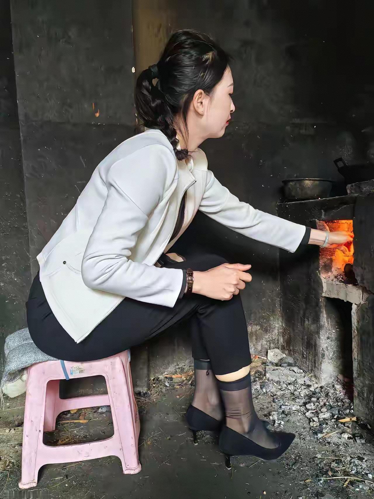 村里王大爷家的二闺女一看就是在外面干大事的