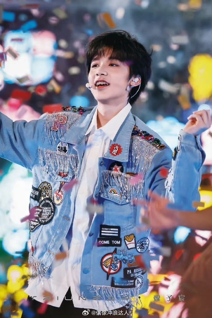 魏子宸和飘落的彩带 被魏子宸和飘落的彩带治愈了，少年在彩带中肆意着，这一瞬间值得