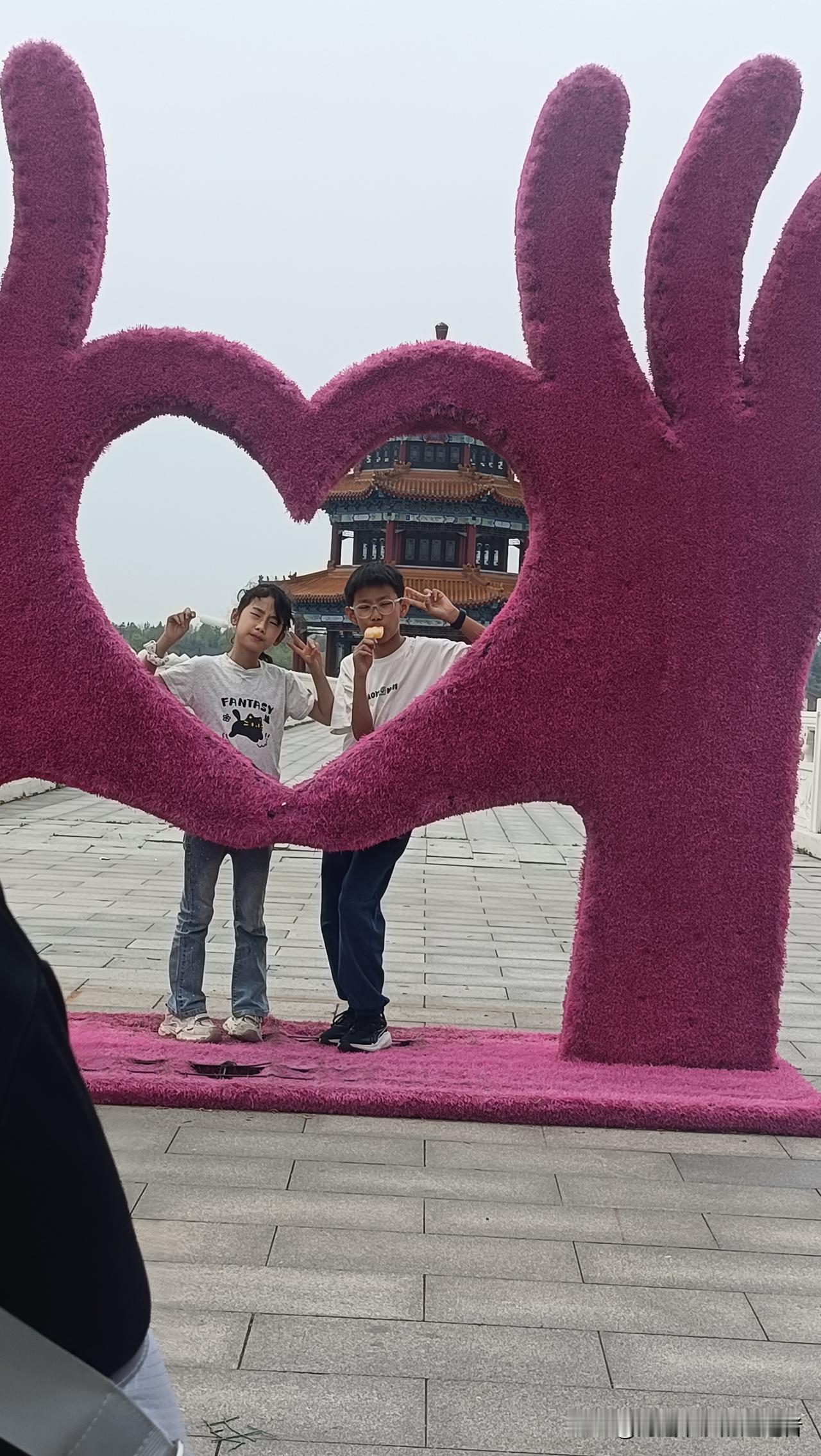 分享一张你家娃的照片这是我家两个宝贝，每天一睁眼就开始找妈！[捂脸][捂脸][捂