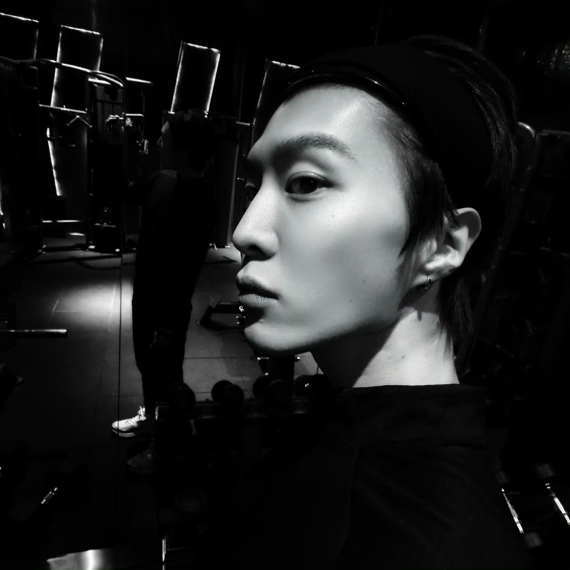 范丞丞半夜往群里发健身照范丞丞深夜健身照刷屏群聊，卷得李晨连夜加练💪卷王本色拿