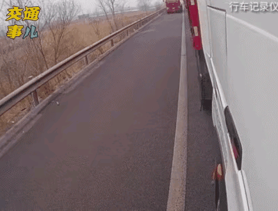 都是大货车，我等你就不能等？非得急那一会，这下好了，更急了。