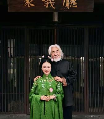 有钱人的生活确实不一样，我现在走亲戚。而人家张纪中却带着孩子和老婆去越南旅游了，