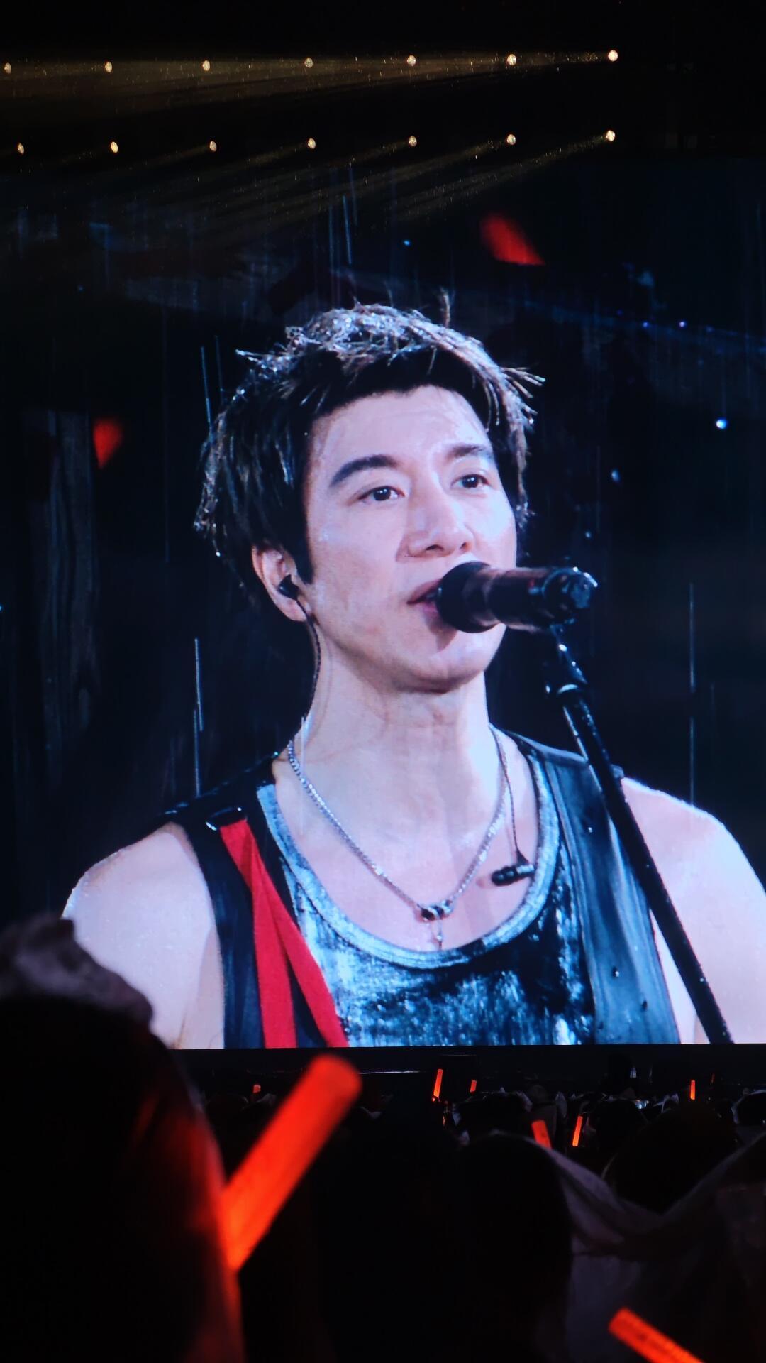 暴雨中的王力宏王力宏苏州演唱会暴雨别的歌手遇暴雨大概率会调整流程，王力宏依旧坚守