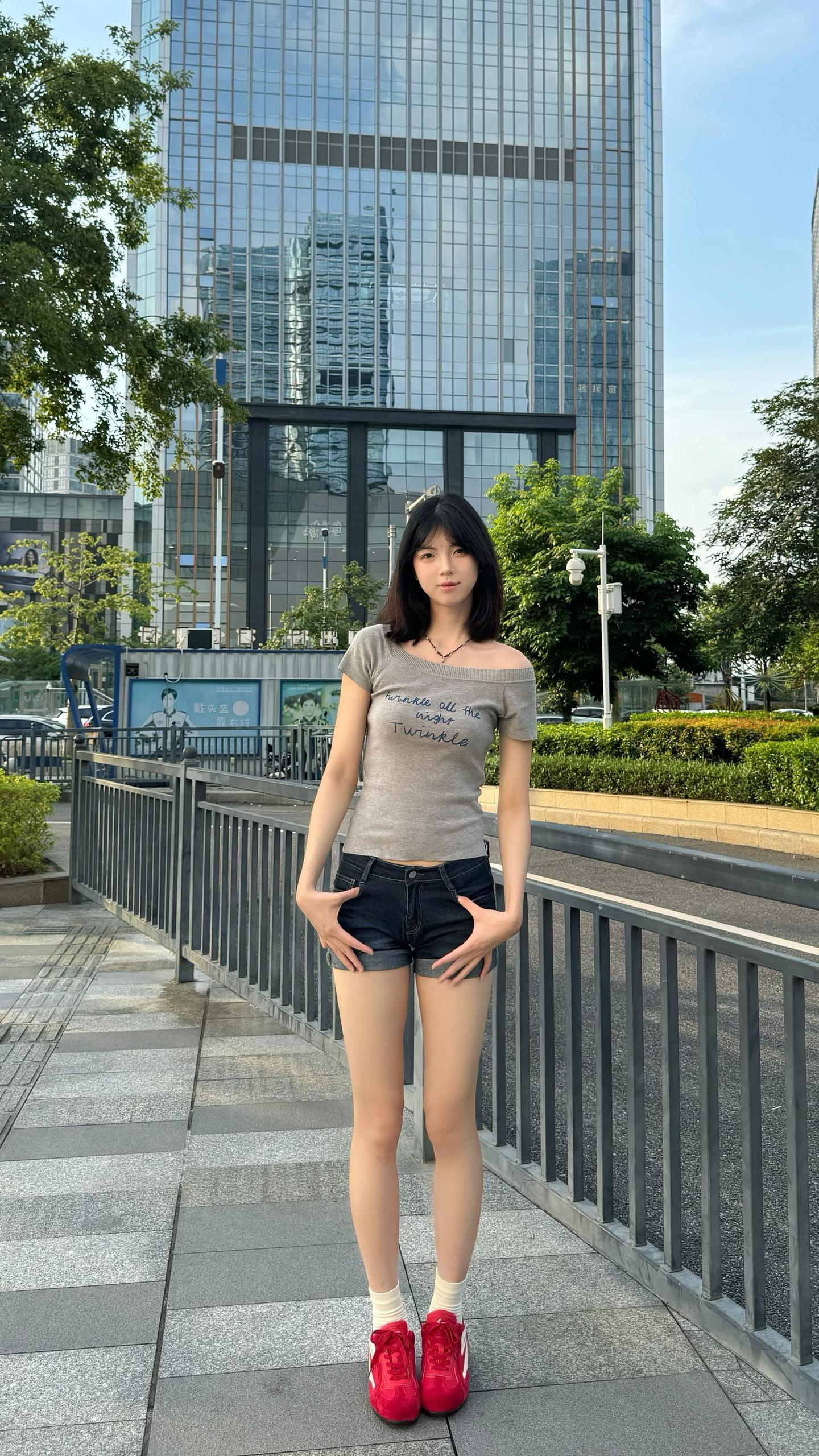 不要被女人左右 要左右都有女人
