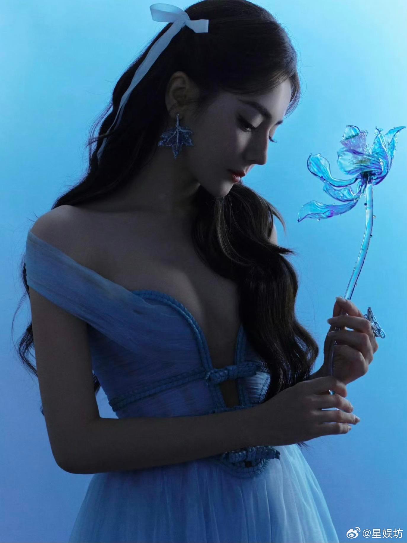 迪丽热巴冰蓝色造型太美了迪丽热巴好慷慨