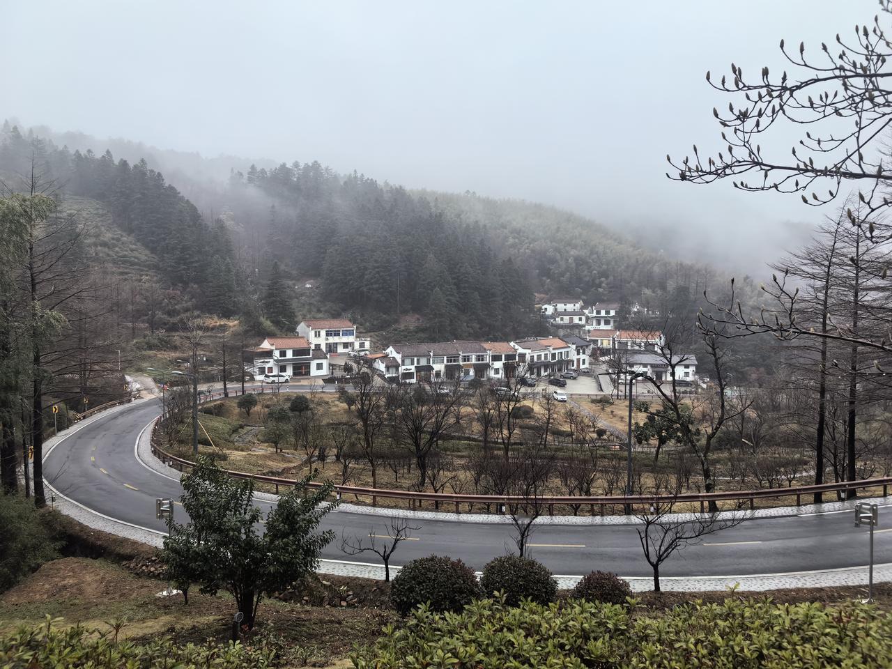 五律（新韵）·夜上九华山
驰行千里外，
夜上九华山。
寒雾携绵雨，
孤灯照险弯。