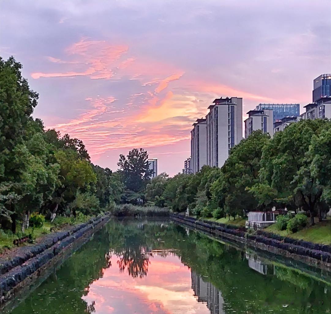 我随手拍了崇川区北大街秦灶河畔黄昏时分的美丽夕阳，那景色绝了！
就像我平时喜欢随