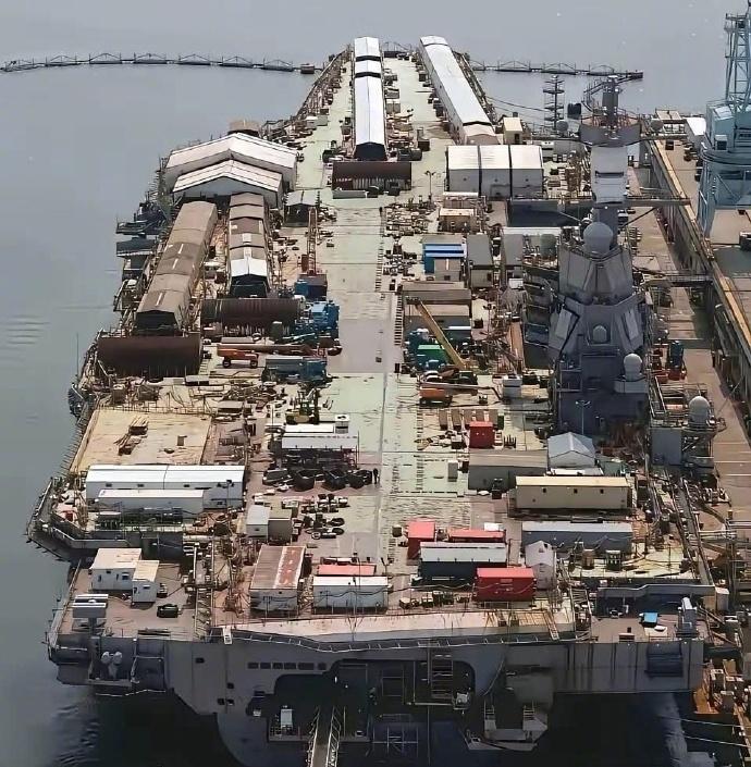 美国“肯尼迪”号航空母舰于2011年动工建造，时隔15年，其现状便是如此。该舰的