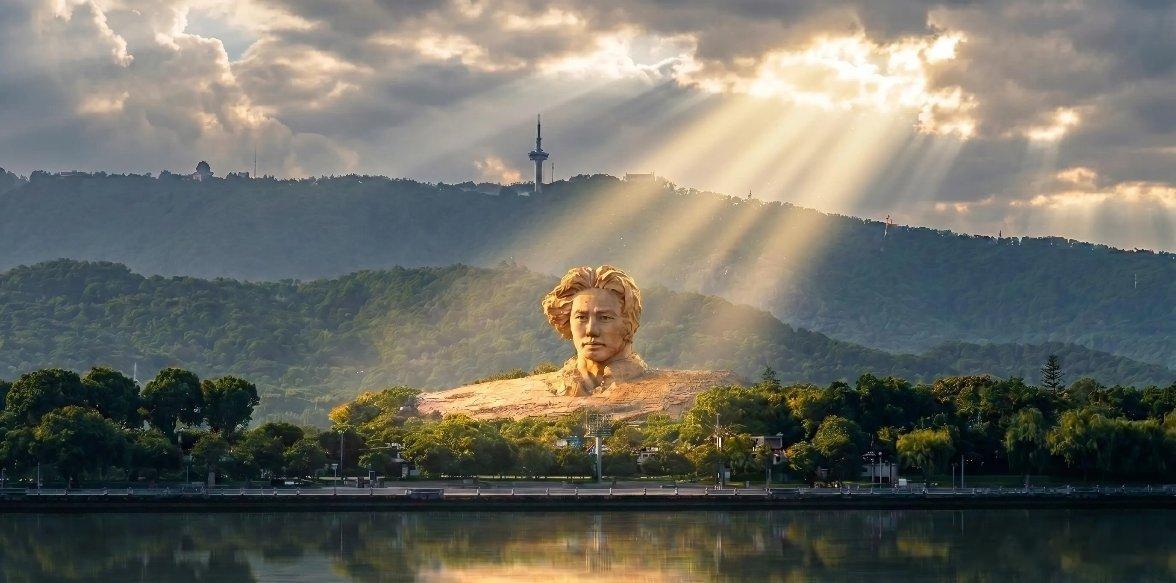 华夏何其幸，危亡之际伟人生，扭转乾坤东方红 