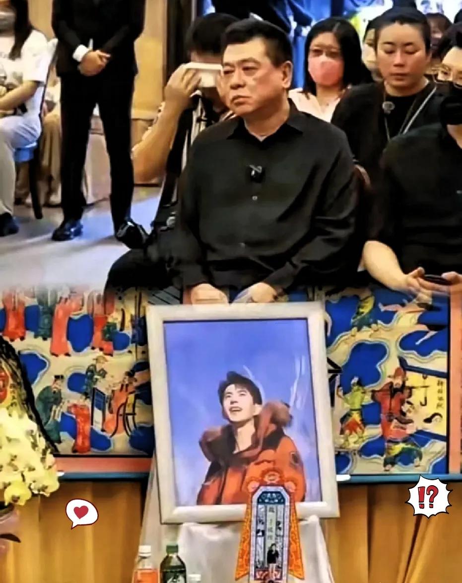 过了这么久

他终于有了一场公开的追悼会！

现场人潮涌动，那么多民众自发赶来，