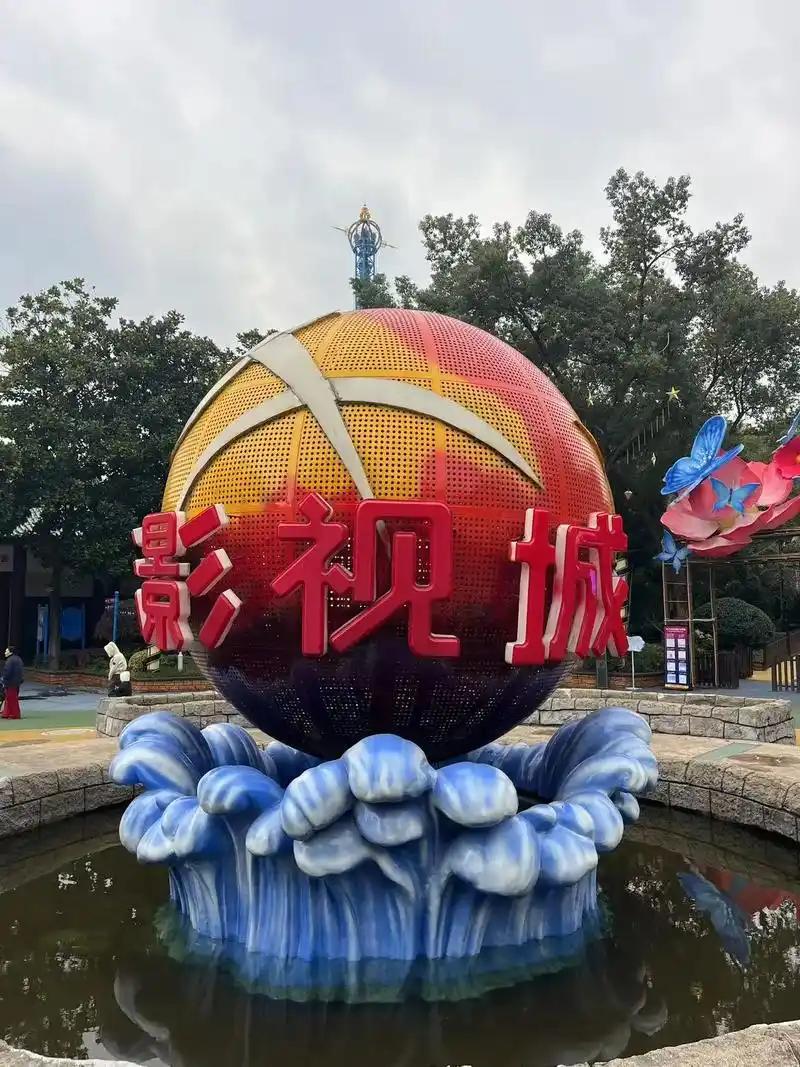 一位情感专家说：“男人一定要去泡妞。钱没了，你可以再挣。酒也可以改天再喝。但是妞